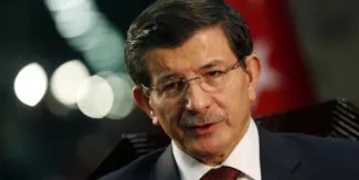 Crise grecque: le beau geste de la Turquie "Nous voulons que la Grèce soit forte (...) nous sommes prêts à aider la Grèce à se sortir de la crise économique en coopérant dans le tourisme, l'énergie, le commerce", a affirmé Ahmet Davutoglu, le Premier ministre turc. (Crédits : © Murad Sezer / Reuters)