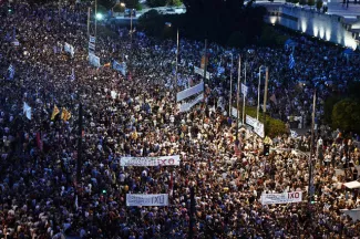La «trahison» de Tsipras renforce le chaos grec Environ 13?000 manifestants en faveur du non au référendum ont défilé devant le parlement grec à Athènes lundi. Image: AFP