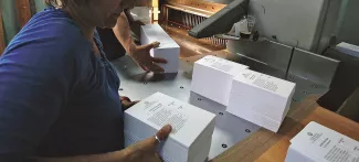 Les bulletins de vote du 5 juillet, fabriqués à l'imprimerie nationale, devraient être distribués mardi dans tout le pays. Crédits photo : SIMELA PANTZARTZI/EPA/MAXPPP


