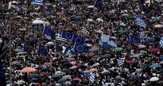 Grèce : au coeur des manifestations place Syntagma, le doute Des milliers de manifestants pro-européens favorables aux propositions des créanciers ont manifesté, mardi, sur la place Syntagma à Athènes - AFP