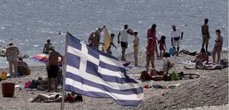 Grèce : l'exaspération des voisins bulgares La Bulgarie pourfend une Grèce qui, selon elle, profite de l'argent de l'Europe sans accepter de faire les réformes attendues. (LOUISA GOULIAMAKI / AFP)
