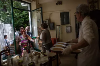 Soupe populaire distribuée par des bénévoles de l'Eglise orthodoxe, à Athènes.


