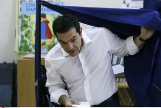 Référendum : les Grecs ont commencé à voter Alexis Tsipras invite son peuple à adresser «?un message de démocratie et de dignité à l'ensemble du monde?». - Petros Karadjias/AP/SIPA