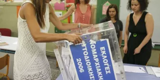 Référendum grec : le "non" aux créanciers l'emporterait Les sondages qui donnent le "non" en tête ont été publiés dimanche soir en raison de l'interdiction de les rendre publics samedi à la veille de la tenue de la consultation. (Crédits : Reuters)