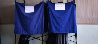 La Grèce déchirée par l'affrontement des idéalistes et des réalistes Un bureau de vote à Athènes, ce 5 juillet. Crédits photo : LOUISA GOULIAMAKI/AFP