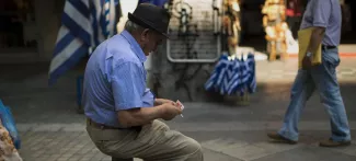 Alors que les banques sont encore fermées dans le pays, un homme compte son argent dans une rue d'Athènes. Crédits photo : Emilio Morenatti/AP


