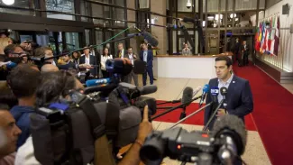 Pour rester dans l'euro, la Grèce contrainte d'accepter une étroite tutelle Alexis Tsipras, lors de sa déclaration à la presse, après les 17 heures de négociations qui se sont tenues de dimanche à lundi, à Bruxelles. Crédits photo : Francois Walschaerts/AP