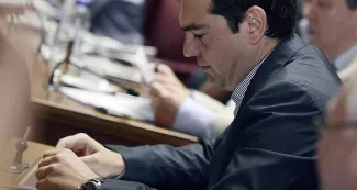 Malgré les tensions, le Parlement grec prêt à voter les lois en urgence Aléxis Tsípras échappe aux critiques malgré le tollé provoqué, au sein de la classe politique grecque, par les réformes exigées par l'Union européenne. - Photo Louisa Gouliamaki/AFP