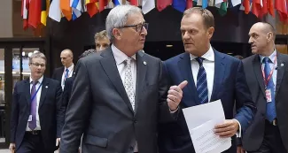 Un accord bancal pour la Grèce, qui fait des dégâts dans l'Union européenne Le président de la Commission européenne, Jean-Claude Juncker (à gauche), et le président du Conseil européen, Donald Tusk, à Bruxelles le lundi 13 juillet 2015 - . Photo Thierry Charlier/AFP