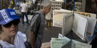 Au total, les hausses de taxes et baisses de dépenses publiques prévues dans les contreparties au plan d'aide à la Grèce représentent une contraction budgétaire de plus de 6 milliards d'euros en 2015 et 2016, soit 3,4 % du produit intérieur brut (PIB).


