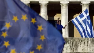 Un manifestant harangue la foule sur le parvis du parlement grec lors d'un rassemblement de milliers de pro-Europe, au soir du 22 juin 2015 à Athènes


