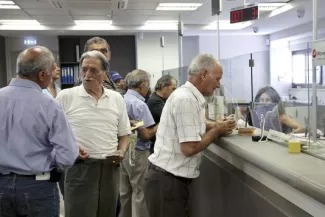 Malgré leur réouverture partielle, les banques grecques restent fragilisées Dans une banque d'Héraklion, en Crète, lundi matin. Beaucoup de retraités sont venus retirer les 300 euros auxquels ils ont droit d'ici vendredi.