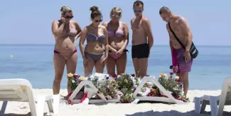 Tunisie, Grèce, Népal: Focus sur ces touristes que rien n'effraie Tunisie, Grèce, Népal: Focus sur ces touristes que rien n'effraie.