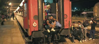 Après la Grèce, l'Europe se déchire sur les migrants En chemin vers l'Europe en passant par la Hongrie, des migrants sautent d'un train à Tabanovce, la frontière entre la Macédoine et la Serbie. Crédits photo : ROBERT ATANASOVSKI/AFP