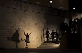 La garde présidentielle sur la tombe du soldat inconnu, durant des manifestations anti-austérité à Athènes le 13 juillet 2015.


