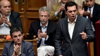La Grèce poursuit ses réformes pour satisfaire ses créanciers Le Premier ministre grec Alexis Tsipras (d) s'adresse aux députés, au Parlement grec à Athènes, le 15 juillet 2015