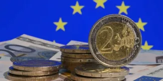 La BCE relève l'aide d'urgence aux banques grecques de 900 millions d'euros La BCE relève l'aide d'urgence aux banques grecques de 900 millions d'euros.