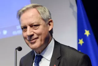 Banques grecques : Noyer pour une recapitalisation "dès la mi-août" Le gouverneur de la Banque de France estime que l'urgence, pour les banques grecques, consiste à stabiliser l'économie et restaurer la confiance pour faire revenir les dépôts. - AFP PHOTO BERTRAND GUAY