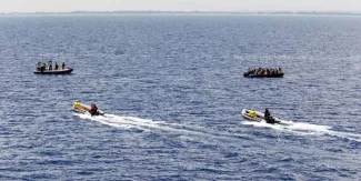 Trois Grecs soupçonnés de dépouiller des migrants en pleine mer, déguisés en gardes-côtes Trois Grecs soupçonnés de dépouiller des migrants en pleine mer, déguisés en gardes-côtes.