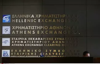 Grèce : la Bourse d'Athènes plonge de près de 23 % à l'ouverture La Bourse d'Athènes a été fermée pendant cinq semaines - Thanassis Stavrakis/AP/SIPA