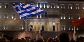 Cinq semaines après sa fermeture, la bourse d'Athènes ouvre avec une chute historique Cinq semaines après sa fermeture, la bourse d'Athènes ouvre avec une chute historique.