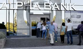 Grèce : le pays du «?cash?» se convertit au paiement par carte bancaire Les banques grecques ont réouvert le 20 juillet dernier, mais les retraits restent plafonnés, ce qui encourage les Grecs à se tourner vers le paiement par carte - AFP PHOTO / ARIS MESSINIS