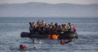 27 juillet 2015- Ces migrants syriens et afghans approchent des côtes de l'île grecque de Lesbos, en provenance de Turquie. - Santi Palacios/AP/SIPA


