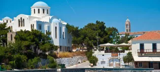 Le centre du village, dominé par le clocher ajouré de la cathédrale Agios-Nikolaos autour de laquelle s'épanouissent les demeures des patrons de jadis. Crédits photo : © imageBROKER / Hemis/Alamy


