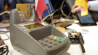 Les cartes bancaires vont-elles sauver la Grèce ? La massification du paiement par carte permettra de mieux évaluer les flux monétaires dans le pays. Crédits photo : DENIS CHARLET/AFP