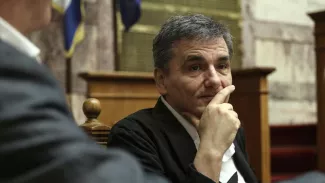 Grèce : rebond de croissance inattendu au deuxième trimestre Euclide Tsakalotos, le ministre des Finances grec Crédits photo : Yiannis Liakos/AP