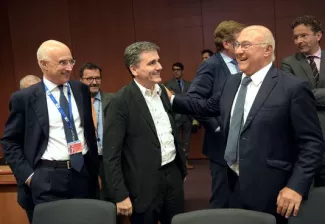 Un parfum d'optimisme à l'ouverture d'un nouvel Eurogroupe consacré au plan d'aide à la Grèce De gauche à droite : Vincenzo La Via, le directeur du trésor italien, Euclide Tsakalotos, le ministre des finances de la Grèce, et Michel Sapin, le ministre des finances de la France, le 14 août à Bruxelles.