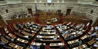 Le Parlement grec adopte le troisième plan d'aide au pays Le Parlement grec adopte le troisième plan d'aide au pays.