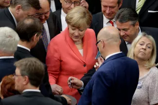 Les députés allemands vont voter sur l'aide à la Grèce Ce vote aura valeur de test de la cohésion de la majorité dont dispose la chancelière Angela Merkel au Bundestag(en tailleur rose) Image: Keystone