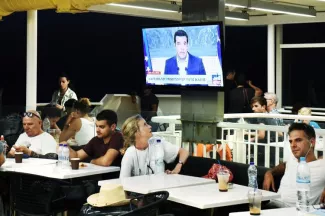 Dans un ferry grec, jeudi soir. (Photo Giannis Papanikos. AP)


