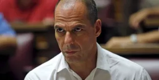 Pour Varoufakis, la démocratie a été perdue en Europe Dans un entretien accordé mercredi en Grèce et publié samedi dans Le Monde, l'ancien ministre avait déjà expliqué considérer le troisième plan d'aide à la Grèce comme une "capitulation" d'Athènes. (Crédits : © Jean-Paul Pelissier / Reuters)