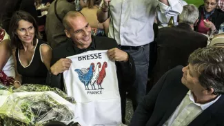 Montebourg et Varoufakis font leur show à Frangy Yanis Varoufakis entouré d'Aurélie Filippetti et Arnaud Montebourg, lors du banquet de la Fête de la rose, dimanche à Frangy-en-Bresse (Saône-et-Loire). Crédits photo : JEAN-PHILIPPE KSIAZEK/AFP