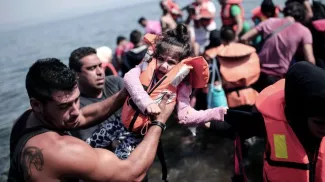 Arrivée de réfugiés arrivés en bateau, le 3 septembre 2015 sur une plage de l'île de Lesbos en Grèce.


