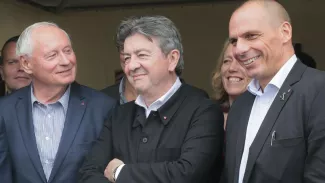 Jean-Luc Mélenchon posant à la fête de l'Humanité entre Oskar Lafontaine, du parti allemand Die Linke, et Yanis Varoufakis, ex-ministre des Finances grec. Crédits photo : JACQUES DEMARTHON/AFP


