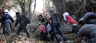 Migrants : la Grèce, simple étape sur «la route des Balkans» Débarqués le 11 septembre sur l'île de Lesbos, ces régugiés syriens doivent parcourir 60 km à pied pour espérer prendre un ferry afin de rejoindre la Grèce continentale. Crédits photo : ANGELOS TZORTZINIS/AFP