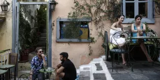 En Grèce, les jeunes électeurs du Syriza se sentent trahis par "Alexis" En Grèce, les jeunes électeurs du Syriza se sentent trahis par "Alexis".