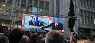 La télévision publique, miroir des soubresauts politiques grecs À Athènes, devant le siège de l'ERT, le 21 juin 2015, une foule de supporteurs d'Alexis Tsipras attend le retour des trois chaînes sur les écrans de télévision. Crédits photo : SIMELA PANTZARTZI/EPA/MAXPPP