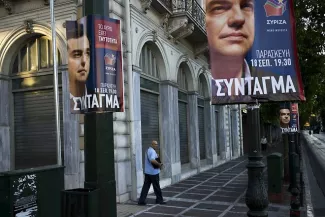 Grèce : Tsípras sauve sa tête après la victoire de Syriza Le Premier ministre sortant Aléxis Tsípras a donné le ton en déclarant que le peuple allait élire «?un gouvernement de combat?» mais le scrutin s'annonce serré. - AFP/ ANGELOS TZORTZINIS