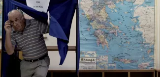 Grèce : huit mois plus tard, un vote désenchanté Un homme sort de l'isoloir ce dimanche 20 septembre, dans le centre d'Athènes. ARIS MESSINIS / AFP