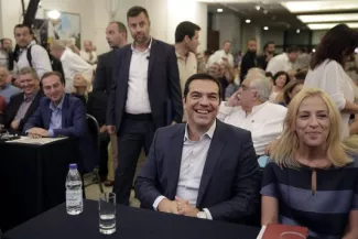 Syriza : « Notre but, changer le paradigme d'exercice du pouvoir » Le premier ministre grec Alexis Tsipras, et la présidente de la région Attique Rena Dourou lors d'un rassemblement de Syriza le 29 août.