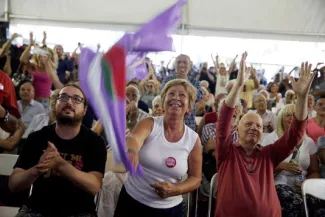 Des militants de Syriza réagissent à l'annonce des premières estimations qui donnent leur parti en tête des estimations pour l'élection législative du 20 septembre.


