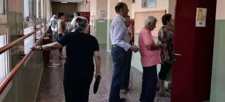 Des Grecs lors des élections de ce dimanche Crédits photo : LOUISA GOULIAMAKI/AFP


