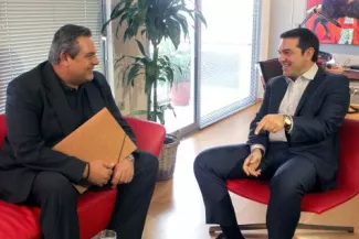 Anel, un cadeau inespéré pour Tsipras Alexis Tsipras (droite) s'entretient avec Panos Kammenos président des Grecs Indépendants (ANEL).