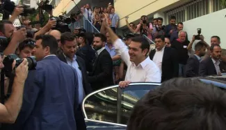 Tsipras: les Grecs "prendront leur avenir entre leurs mains" Tsipras: les Grecs "prendront leur avenir entre leurs mains".