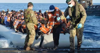 Migrants : un premier centre d'accueil en Grèce d'ici dix jours Ce centre d'accueil est nécessaire pour répartir par la suite l'accueil des migrants entre les différents pays de l'Union européenne. - Carl Osmond/AP/SIPA