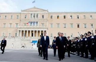 Hollande à Athènes : «Aider la Grèce, c'est aider l'Europe» Hollande à Athènes : «Aider la Grèce, c'est aider l'Europe».